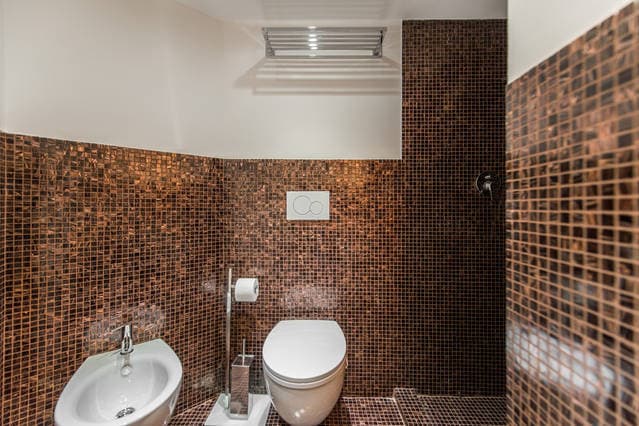 Bagno privato in mosaico