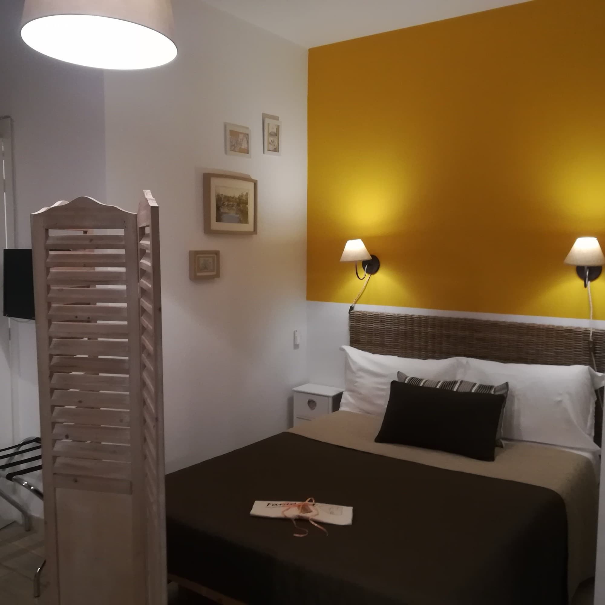 Camera da letto dello Yellow Flat con parete gialla