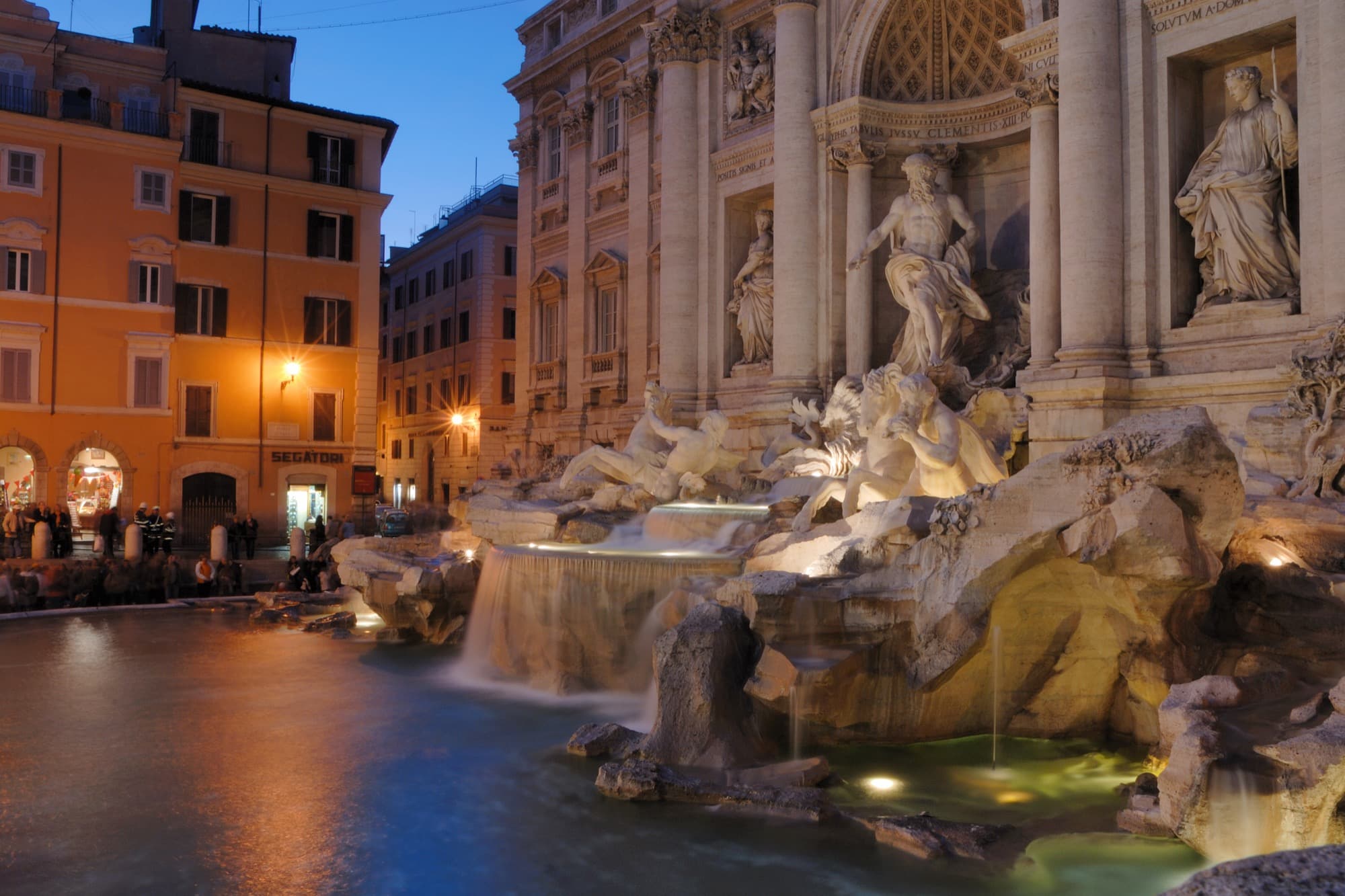 Fontana di Trevi di notte