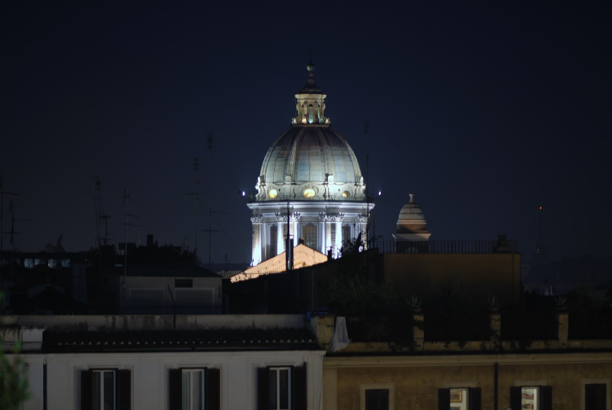 La Cupola di San Pietro vista di notte dal quartiere Prati