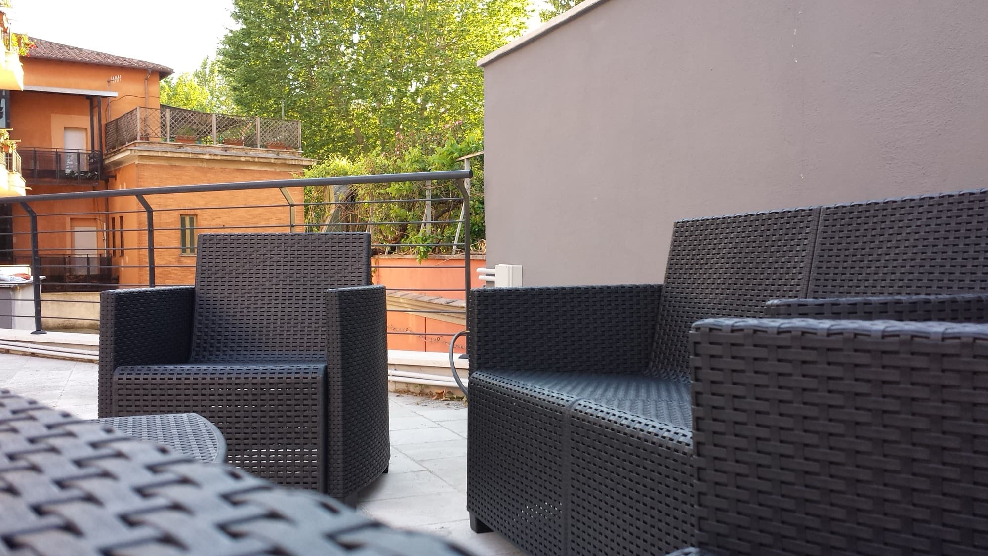 Terrazza soleggiata della struttura